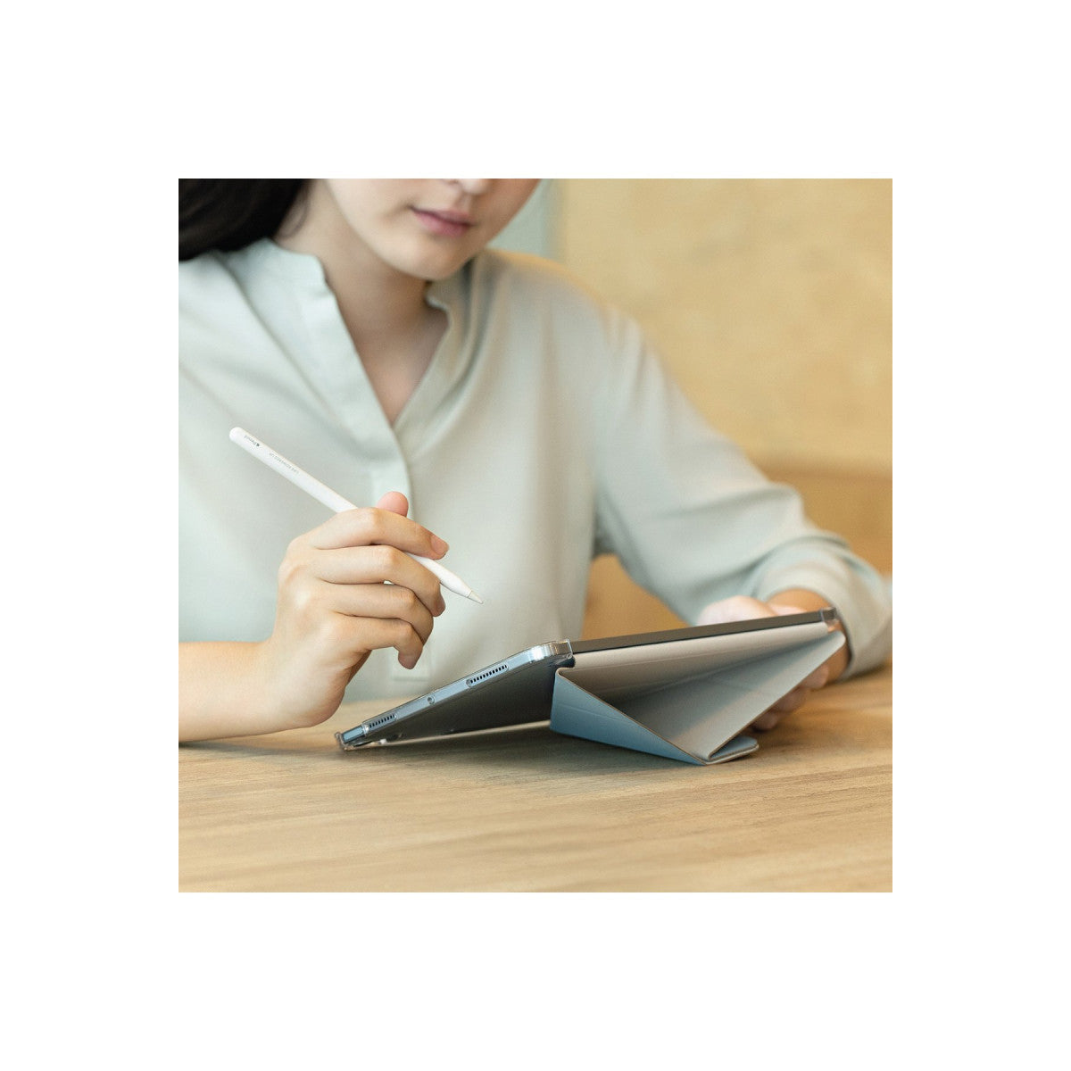 Uniq Apple iPad 2025 10.9 10.Nesil (A16) Camden Katlanabilir Tablet Kapak
