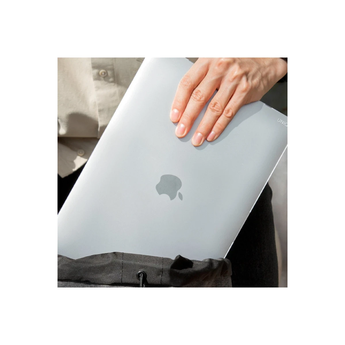 Uniq Apple Macbook Air 13 (2022) Claro Mat Macbook Kapak - Şeffaf