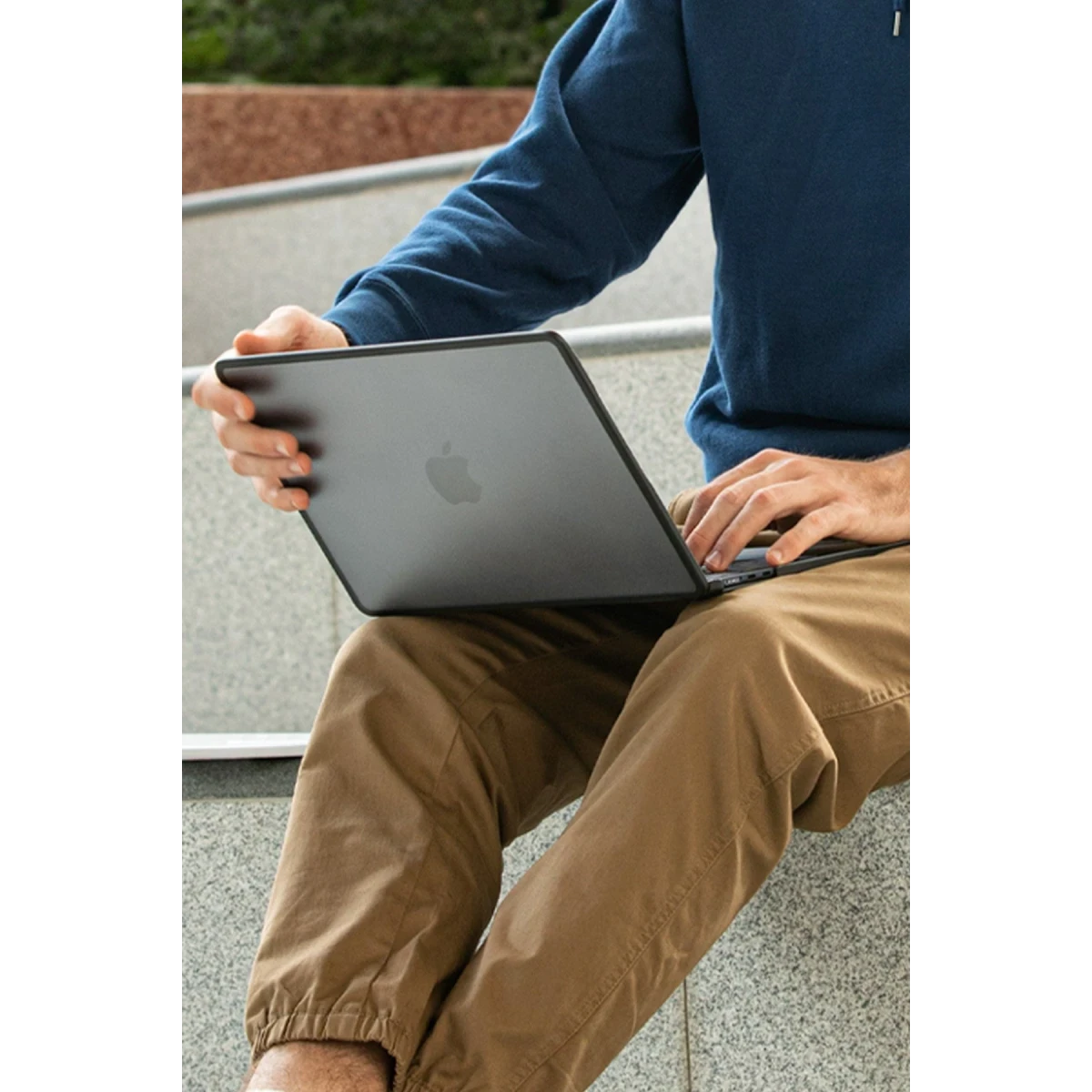 Uniq Apple Macbook Air 13 (2022) Venture Hybrid Macbook Kapak - Siyah