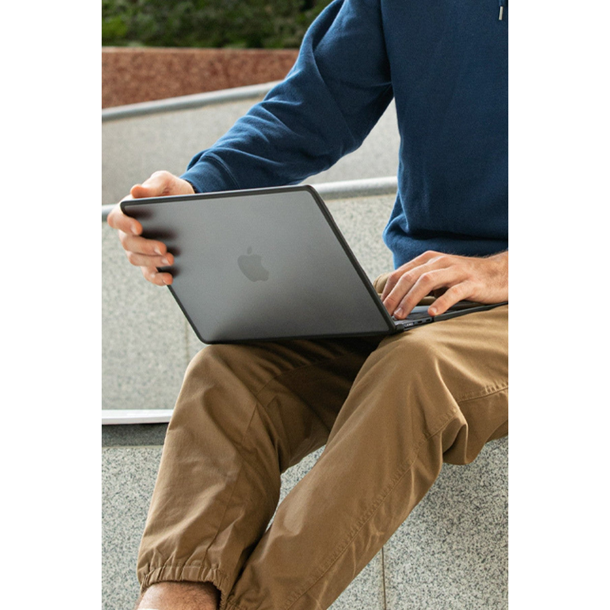 Uniq Apple Macbook Air 13 (2022) Venture Hybrid Macbook Kapak