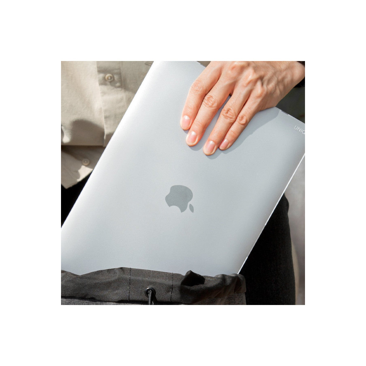 Uniq Apple Macbook Pro 16 (2021) Claro Mat Macbook Kapak