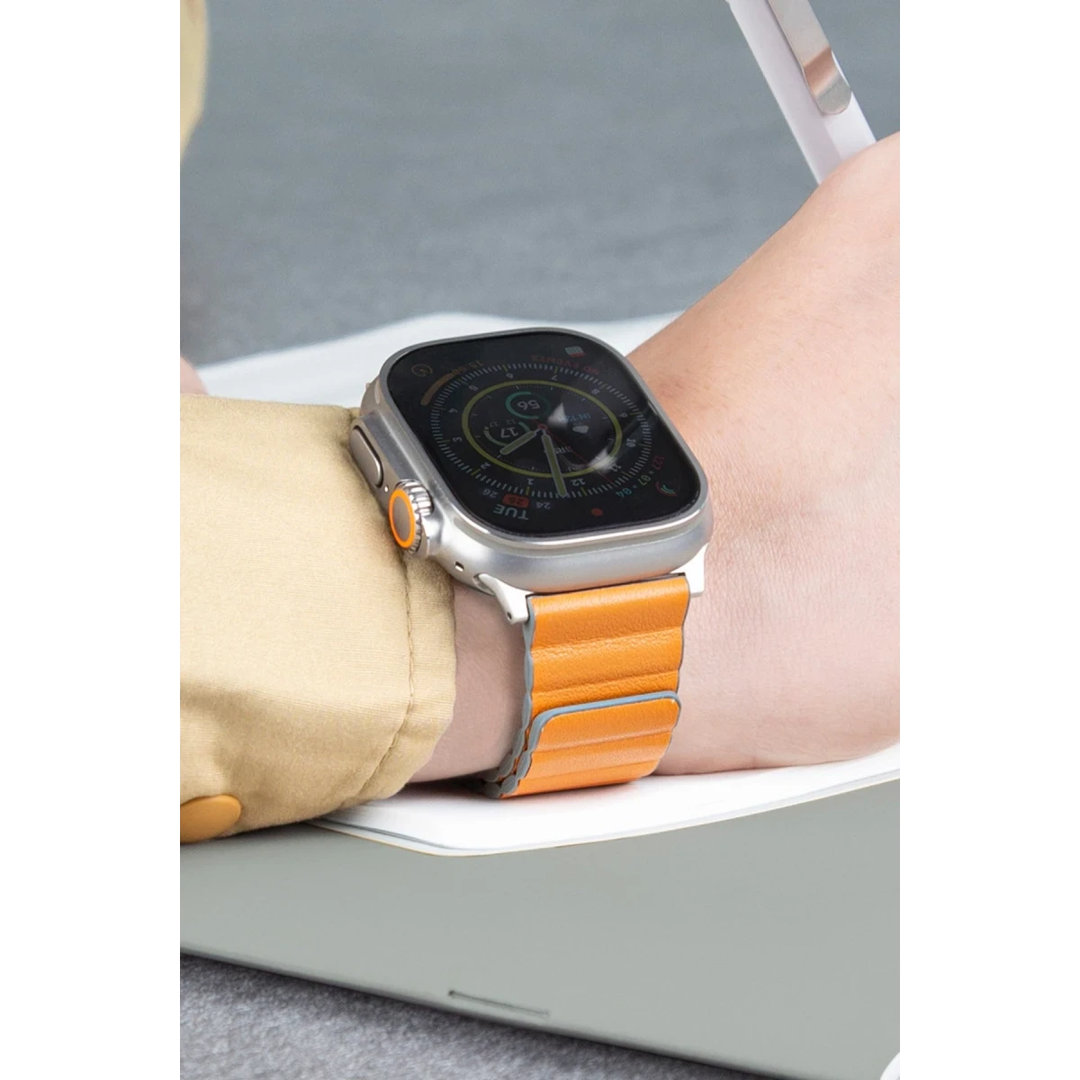 Uniq Apple Watch Ultra 49mm Revix Premium Reversible Manyetik Kordon - Pembe-Beyaz