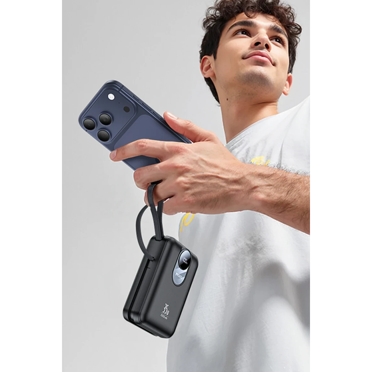 Yesido YP94 Dijital Göstergeli 20.000 mAh 35W Hızlı Şarj Destekli Çift Kablolu Powerbank - Siyah