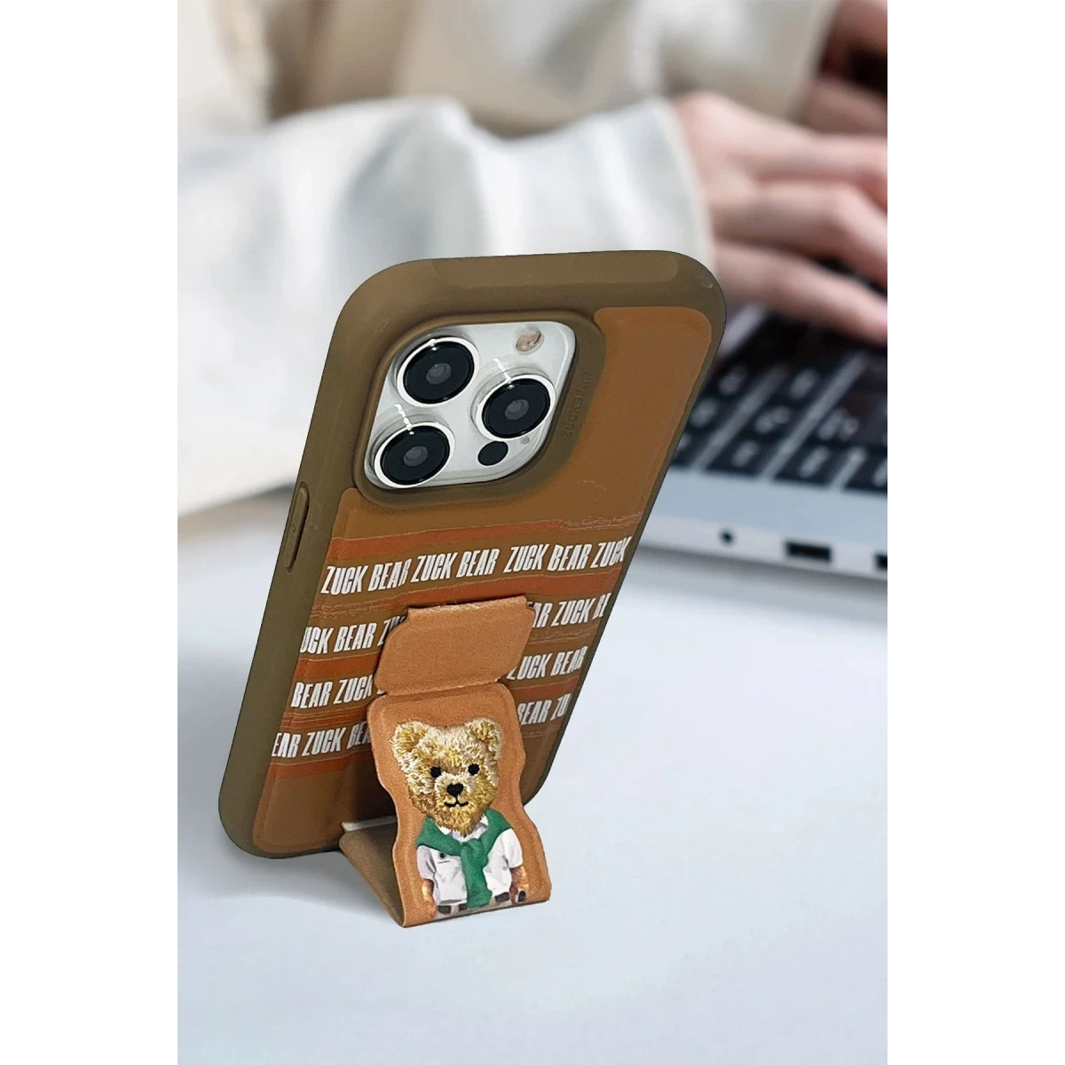 ZuckBear Apple iPhone 15 Pro Max Claude Standlı Kapak - Lacivert